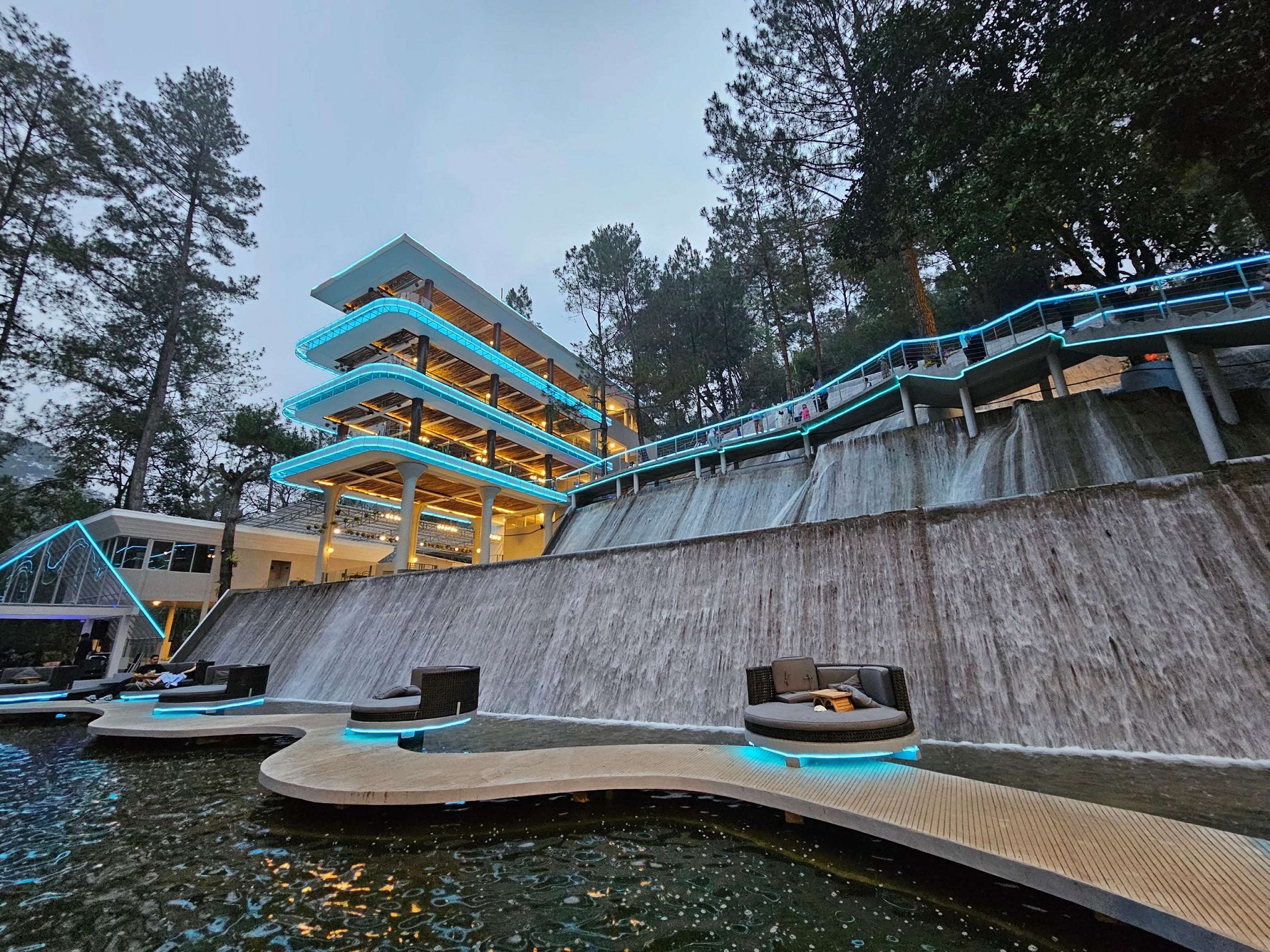 مقهى هيها مع إطلالة على الشلال